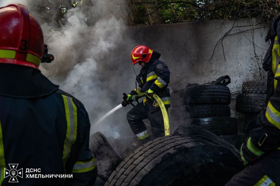 Рятувальники показали, як гасили ранішню пожежу на Гречанах