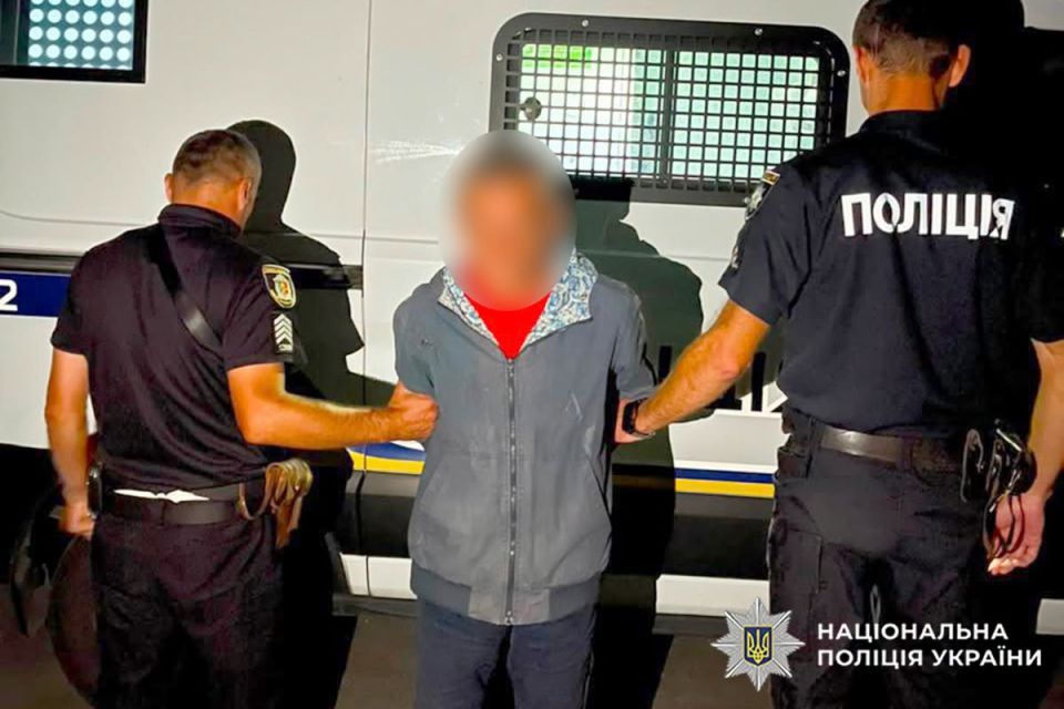 Душив і вимагав гроші: затримали чоловіка, який у Шепетівці напав на пенсіонерку