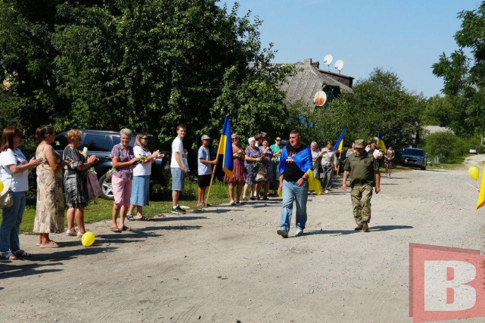 В селі на Хмельниччині зустріли захисника, який повернувся після 4 років полону