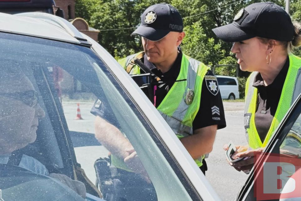 У Кам’янці заявили про затримання патрульного на хабарі: поліція заперечила