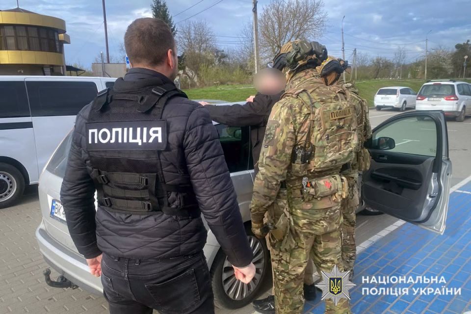 12 000 доларів за зняття з розшуку ТЦК і місце в СБУ: деталі справи мешканця Хмельниччини
