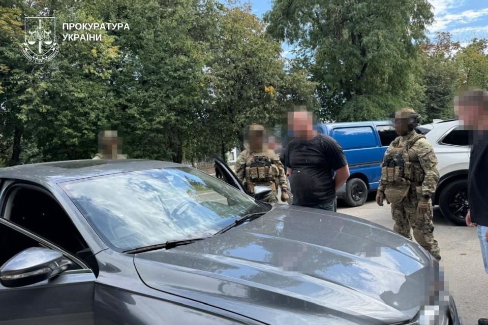 На Хмельниччині затримали киянина, який за 15 тисяч євро обіцяв клієнту виїзд за кордон