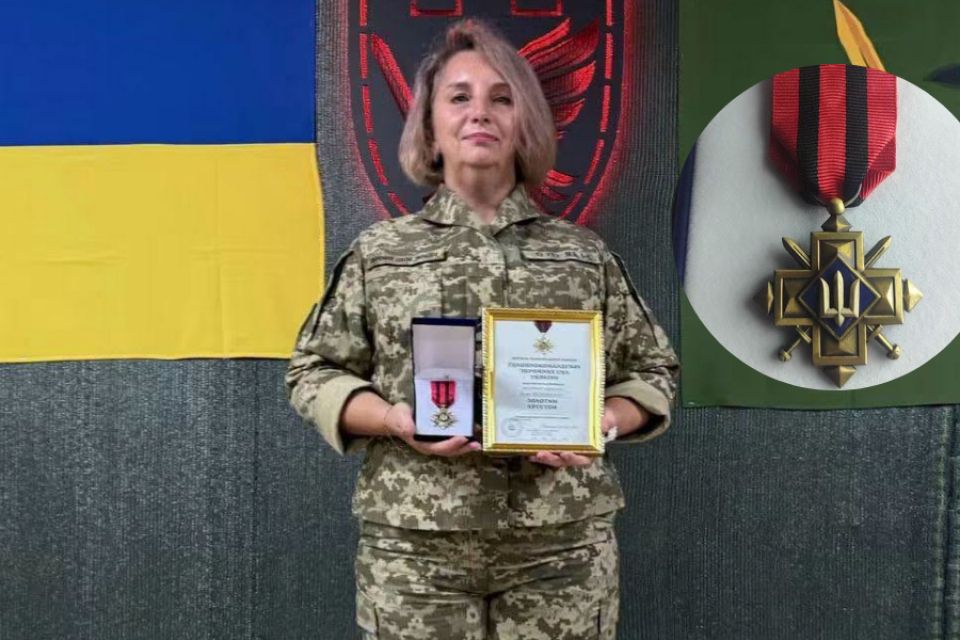 Драпатий нагородив «Золотим хрестом» військову з Хмельниччини
