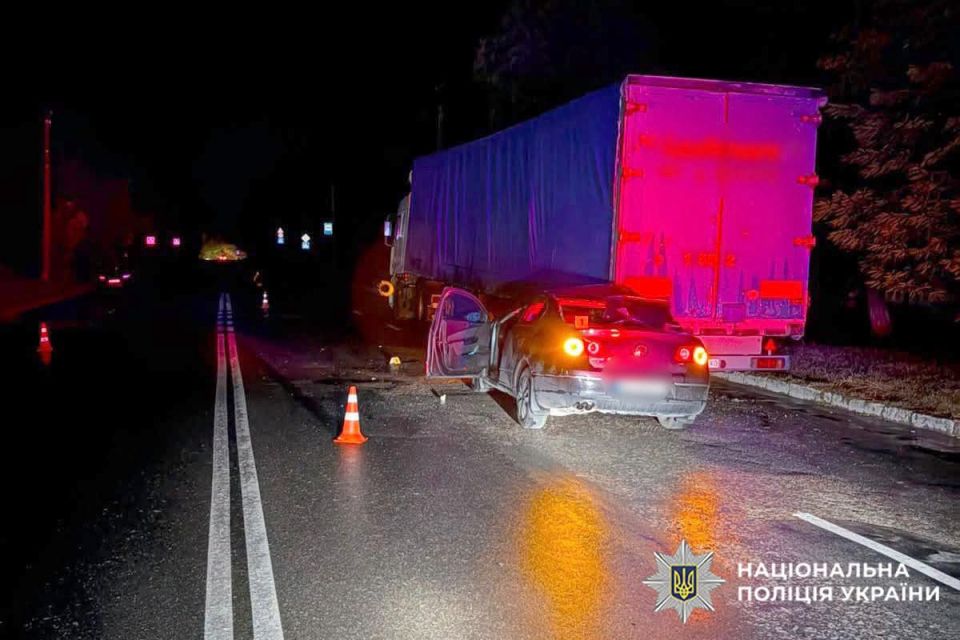 Іноземець врізався у вантажівку в Кам’янці: пасажир у лікарні