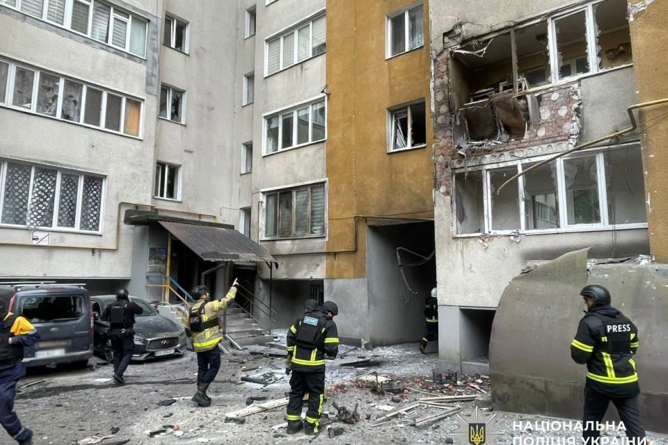Біля будинку на Виставці впали уламки збитого БпЛА, — поліція