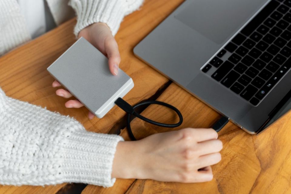 Як обрати телефон чи ноутбук для роботи під час відключень світла (новини компаній)
