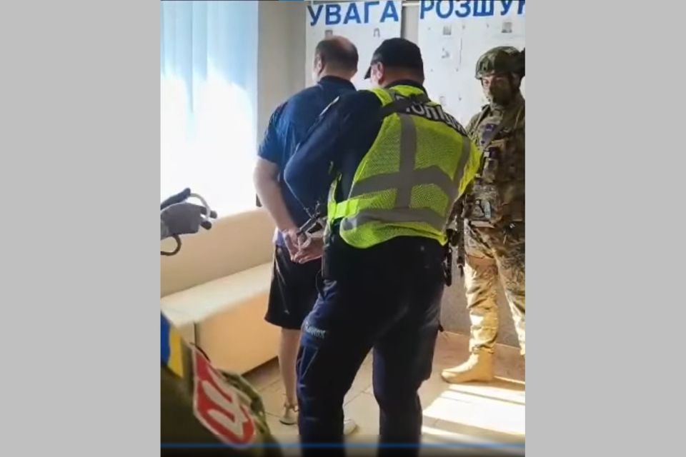 У Старокостянтинові затримали військового в СЗЧ