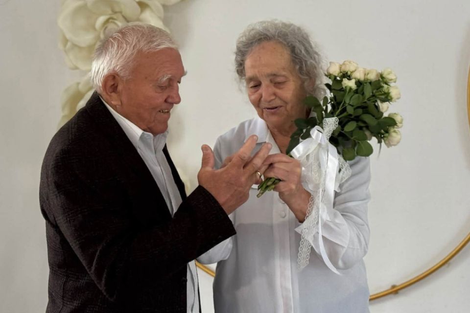 Йому – 84, їй – 81: у Шепетівському районі одружилася літня пара