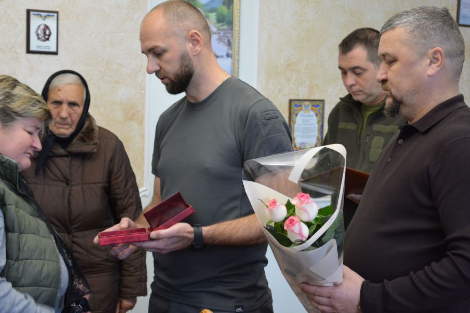 Родинам полеглих воїнів із Ярмолинецької громади передали державні нагороди
