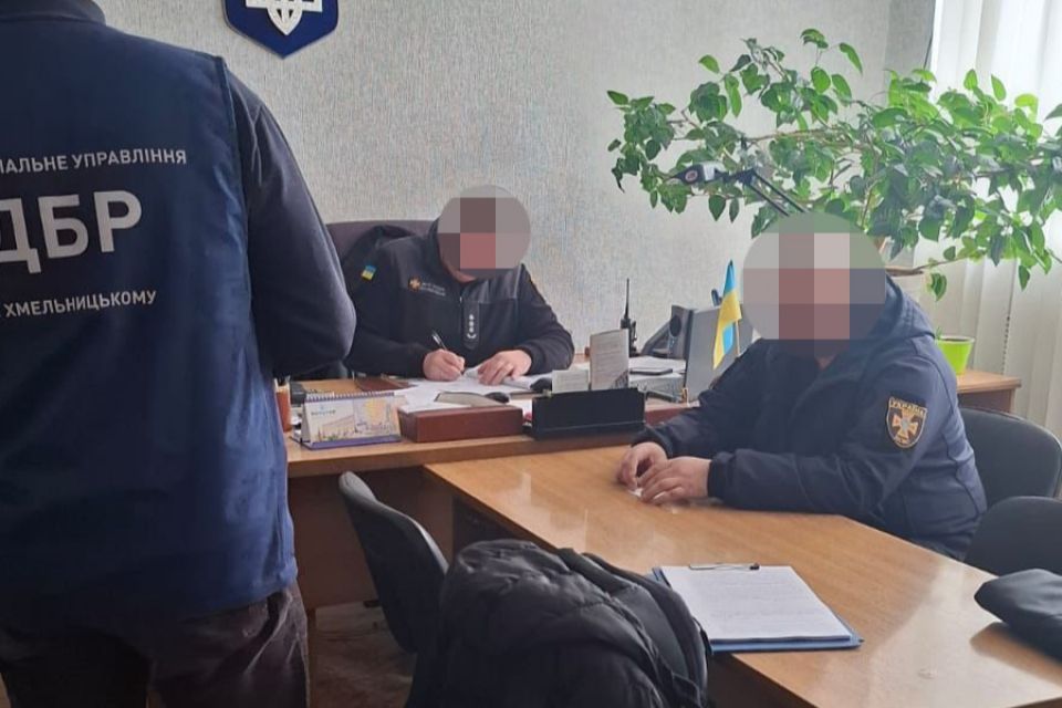 Посадовця ДСНС Хмельниччини судитимуть за неякісні костюми на 14 млн грн