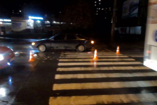 У Хмельницькому "ВАЗ" збив чоловіка на "зебрі" та втік. Водія розшукують