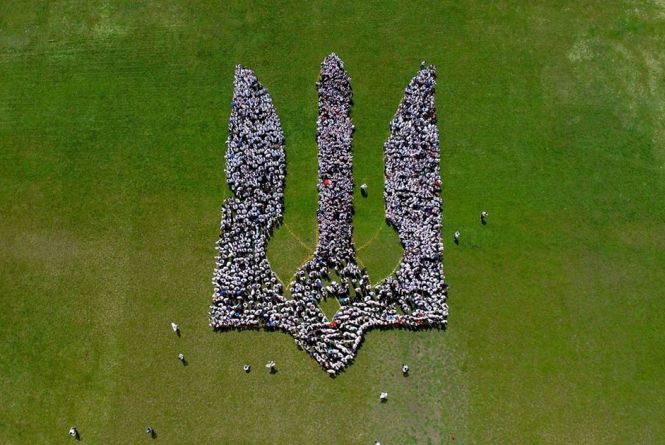 Новий рекорд: у Хмельницькому створили найбільший "вишиванковий" тризуб