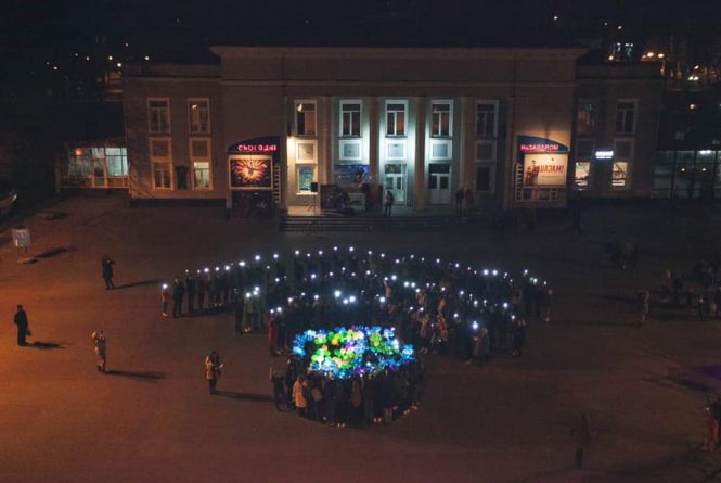 Яскравий флешмоб: як хмельницькі студенти "підзарядили" Землю (ФОТО)