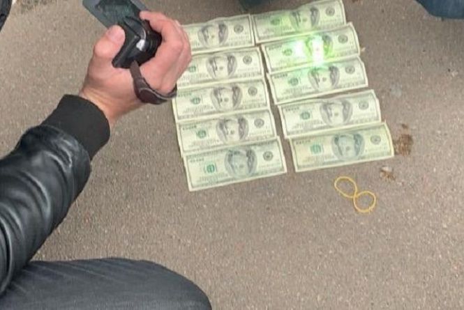 Чиновника Хмельницької ОДА затримали на хабарі