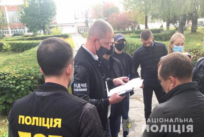 На Хмельниччині директор комунального підприємства вимагав хабар у підприємця: за що