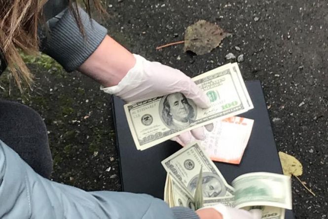 500 доларів з призовника. Посадовець Хмельницького військкомату "погорів" на хабарі (ФОТО)