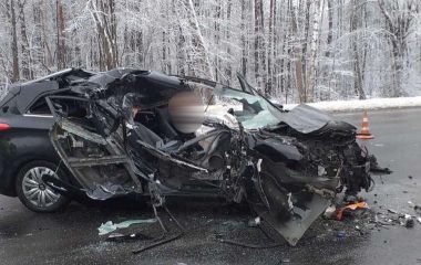 У Хмельницькому районі легковик влетів у вантажівку. Водійка відбулась подряпинами