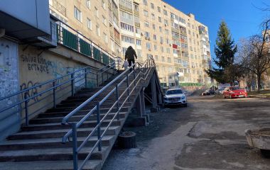 Біля “Рукавички” роками тривають “алкодискотеки”. Не допомагають ні огорожа, ні поліція