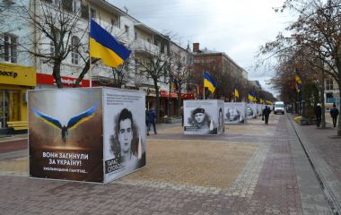 Десятки портретів загиблих. На Проскурівській з’явилася алея Героїв (ФОТО)