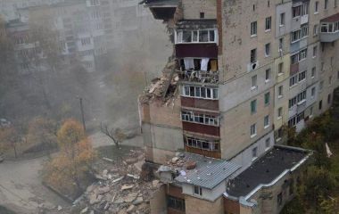 Під завалами будинку на Тернопільській шукають жінку