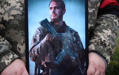 Навесні планували весілля: на Хмельниччині попрощалися з воїном та футболістом Михайлом Толстяком