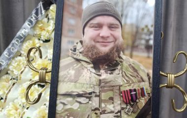 «Синочок, чого ти мене покинув…». Хмельницький попрощався із 30-річним воїном Вадимом Солов’єм