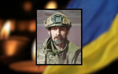 У Хмельницькому попрощаються з Євгенієм Оляніном. Воїн вважався зниклим безвісти