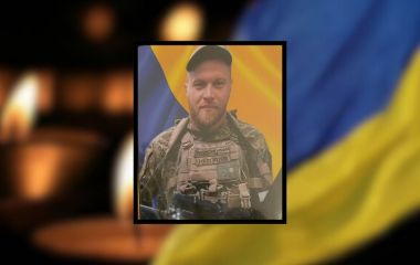 «Згорів у БТРі з девʼятьма хлопцями»: хмельничани попрощались з Сергієм Чарнюком