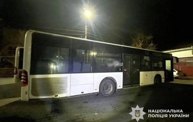 У центрі Хмельницького автобус збив 57-річну жінку