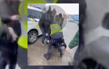 Патрульні, кайданки, ТЦК: деталі затримання чоловіка на Пілотській