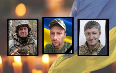 На щиті — військові з Хмельниччини: Віктор Барма, Юрій Навроцький та Олег Чайка
