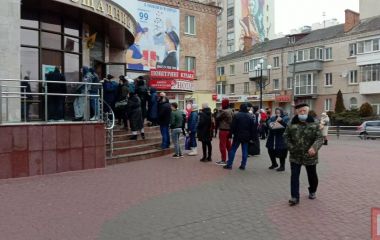 Черги, затори та порожні полиці супермаркетів: фото Хмельницького чотири роки тому