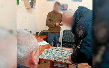 У Хмельницькому затримали військового у СЗЧ. Він намагався дати хабар