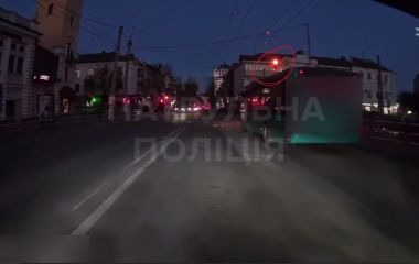 Проїхав на «червоне»: у Хмельницькому оштрафували водія громадського транспорту