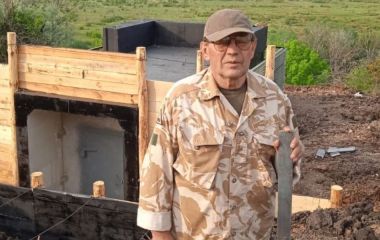 Від руїн Ірпеня до окопів Донбасу: історія 75-річного будівельника з Волочиська