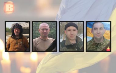 На щиті повертаються четверо воїнів з Хмельниччини: Борис Єдинак, Андрій Назарчук, Олександр Ткачук та Сергій Панамарчук
