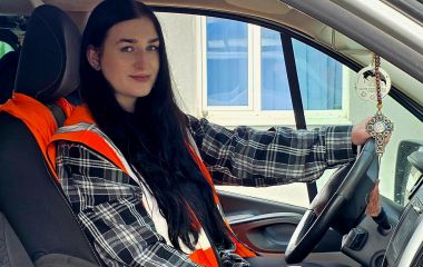 За кермом буса – 20-річна водійка: історія Аліни, яка працює на хмельницькому агропідприємстві МХП (новини компаній)