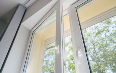 У Хмельницькому з вікна шостого поверху випав малюк