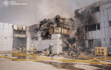 Рятувальники показали, як гасили пожежу в автосалоні «Toyota» (ФОТО, ВІДЕО)