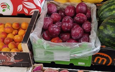 Полуниця і перші кавуни: порівняли ціни на фрукти та ягоди у Хмельницькому