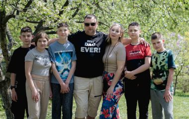 Хмельничани подарували сім’ю чотирьом дітям із інтернату: історія подружжя