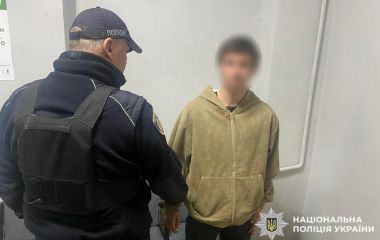 Хмельничанин вдарив ножем знайомого, повіз його в багажнику у лікарню та потрапив у ДТП