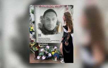 «Тато, я так хотіла, щоб ти був поруч»: хмельничанка прийшла у випускній сукні до портрета загиблого батька