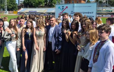 У Хмельницькому 232 випускники отримали відзнаки громади за успіхи у навчанні (ФОТО)