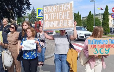 «Волонтерам потрібне приміщення»: хмельничани зібрались на акцію під міською радою