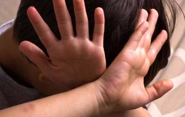 У Хмельницькому судили жінку, яка гантелями травмувала малолітнього сина: деталі