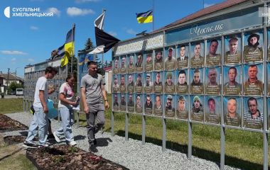Звільнений з полону мешканець Ізяслава зняв свій портрет з Алеї віри та надії