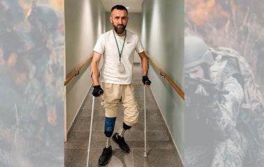 Виграв у смерті залізні ноги: як морпіх із Хмельниччини вчиться жити після важкого поранення