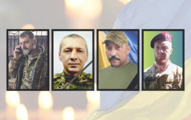 На щиті — четверо воїнів з Хмельниччини: Руслан Денис, Володимир Осташевський, Серік Рабаєв та Сергій Чорноуз.