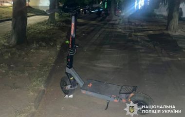 У Хмельницькому підліток на електросамокаті збив жінку: потерпіла зламала руки
